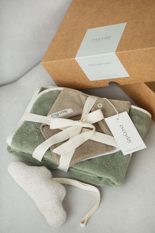 Bandana bib & Hooded towel bundle