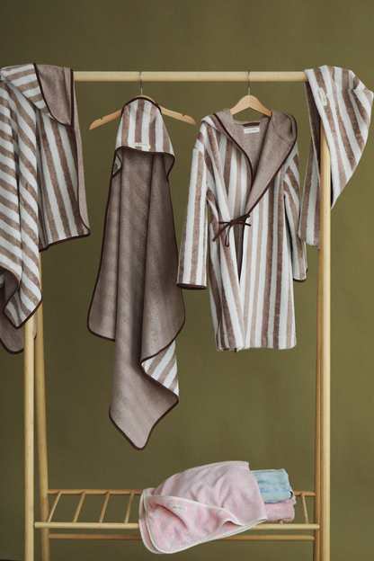 Dryžuotas rankšluostis su gobtuvu kūdikiams