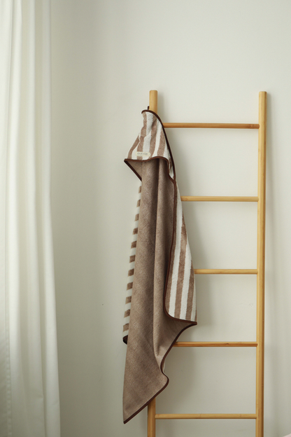 Dryžuotas rankšluostis su gobtuvu kūdikiams