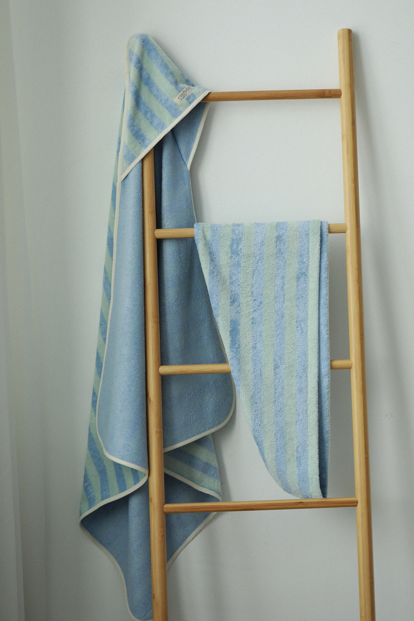 Dryžuotas rankšluostis su gobtuvu kūdikiams